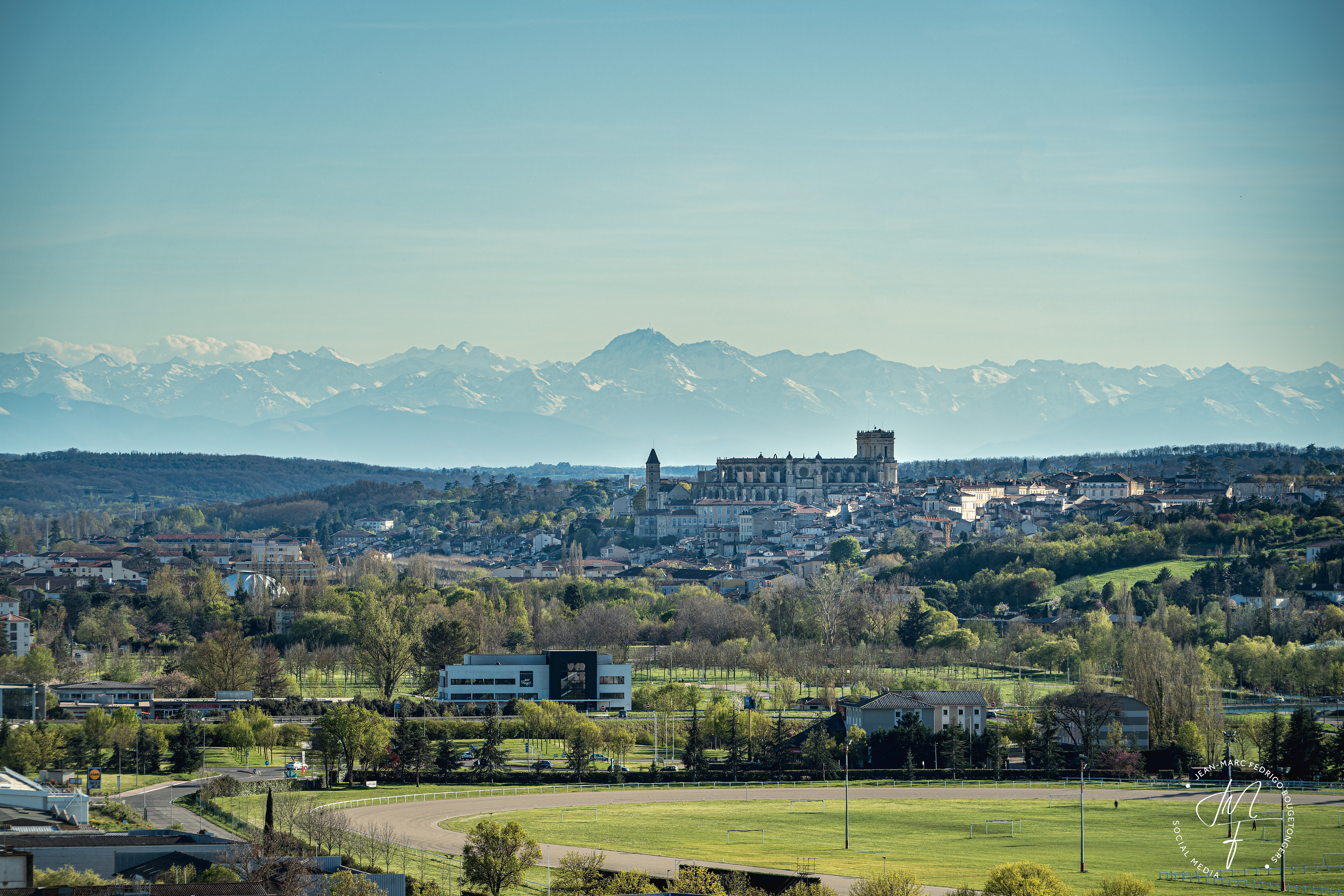 Vue sur Auch et les Pyr&eacute;n&eacute;es, Pompes Fun&egrave;bres Bertheau dans le Gers